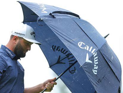 Rahm se protege de la lluvia durante la segunda jornada del PGA Championship.