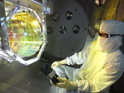Un técnico revisa uno de los espejos reflectores del interferómetro LIGO, en EE UU.