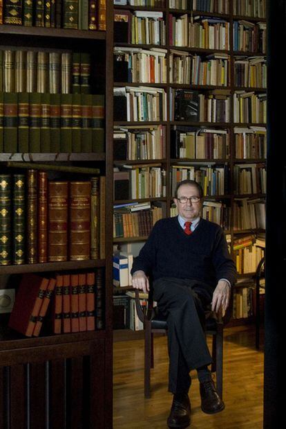 El profesor y ensayista Jordi Llovet, en la biblioteca de su casa de Barcelona.