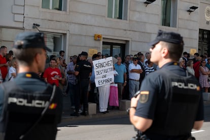 Un grupo de ciudadanos se concentraban en el exterior del Congreso de los Diputados, este viernes