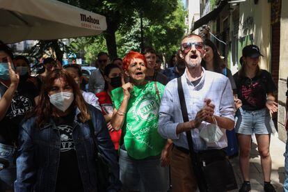 Activistas y vecinos de Lavapiés se concentran en la calle de Argumosa para frenar el desahucio de Teresa Sarmiento este martes. 