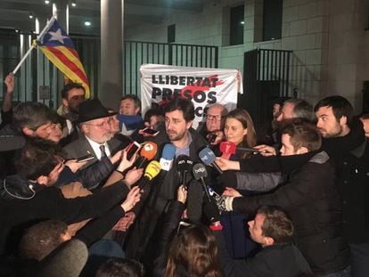 Los exconsejeros atienden a los medios a la salida de la fiscalía de Bruselas, este jueves.