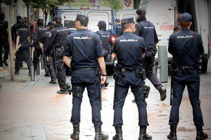 Agentes de la polic&iacute;a nacional durante un operativo.