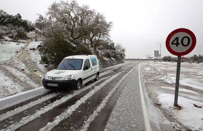 Nieve y hielo en el puerto de Las Pedrizas, Villanueva de Cauche (Málaga).