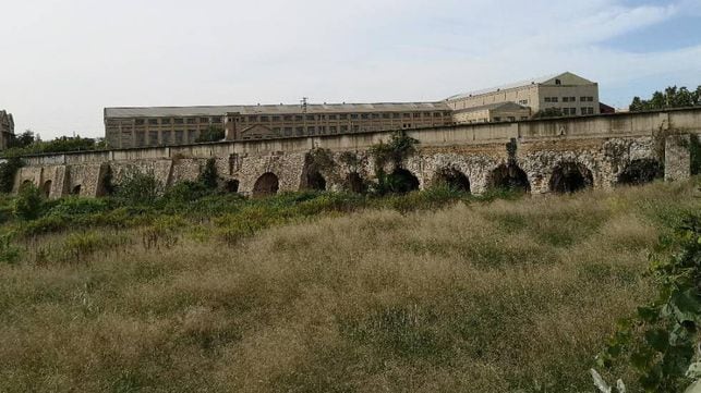 El acueducto romano a su paso por Manises.