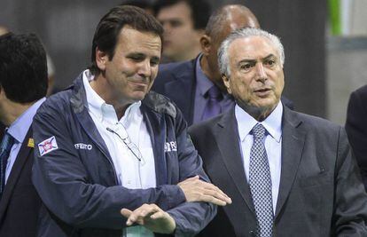El presidente interino de Brasil, Michel Temer (d), junto a el alcalde de Río de Janeiro, Eduardo Paes.