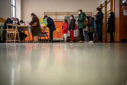 Votantes en un colegio electoral de Valladolid, el domingo.