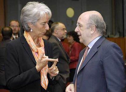 La ministra francesa de Economía, Christine Lagarde, habla con el comisario Joaquín Almunia en Bruselas.