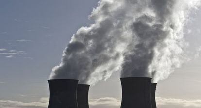 Chimeneas de la central nuclear de Bugey, una de las 19 que están en funcionamiento en Francia.