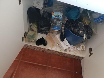 Estado de una de las habitaciones en el centro de menores habilitado en los apartamentos Porto Bello, en una imagen facilitada por la plantilla.