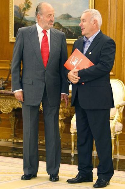 El Rey recibe en el Palacio de la Zarzuela al coordinador general de Izquierda Unida, Cayo Lara.