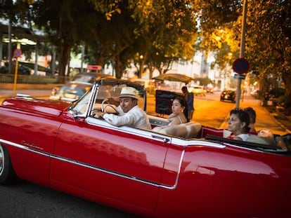 Un antiguo coche americano, como los que pasean a los turistas por el centro de La Habana, frente al Museo de Bellas Artes. 