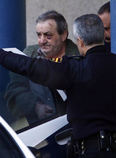 Maximino Couto, escoltado por agentes de policía, tras declarar ayer en un juzgado de Pontevedra por la muerte de su pareja