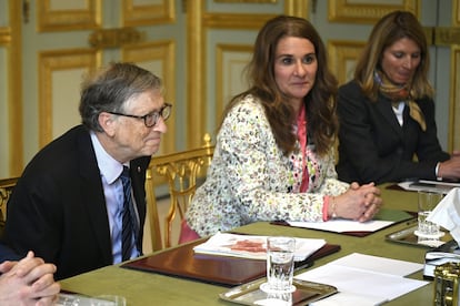 Bill Gates, junto a Melinda, cofundadora de la fundación que lleva el nombre de ambos en el Palacio del Elíseo en París durante una reunión en abril de 2018.