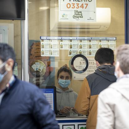 18/12/2020 Colas para comprar la lotería de Navidad en la administración 'El Gato Negro'. En Sevilla (Andalucía, España), a 18 de diciembre de 2020.
POLITICA
María José López - Europa Press