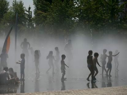 Unos niños se refrescan en las fuentes de Madrid Río, el 7 de julio.