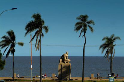 La Rambla es un paseo de más de 22 kilómetros en distintos tramos que discurre junto a la costa del Río de la Plata en la capital uruguaya. Nacida a principios del siglo XX, este malecón es uno de los ejes centrales de la vida montevideana, y se llena el fin de semana de miles de personas que disfrutan de su encanto mate en mano. El camino está salpicado de playas como la de Pocitos, y permite al paseante llegar al faro de Punta Carretas, el extremo meridional de Montevideo, o a la Ciudad Vieja. Un recorrido imprescindible de cualquier visita a la cuna del desaparecido Eduardo Galeano.