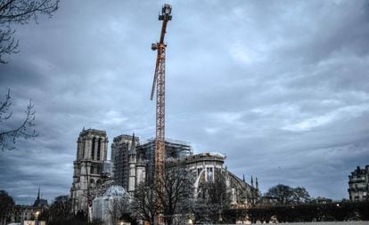 La grúa gigantesca que debe desmontar el andamiaje dañado de Notre Dame