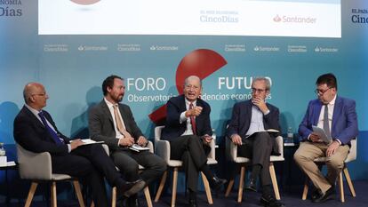 De izquierda a derecha, José Antonio Vega (director adjunto de Cinco Días), Federico Steinberg, Fernando Fernández, Franciso Pérez y Santiago Carbó