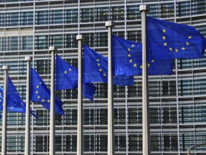 Imagen de archivo de las banderas que ondean frente a la sede de la Comisión Europea, Bruselas.