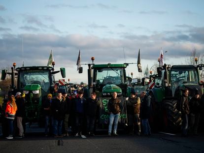 Varios tractores bloquean un tramo de la autopista A6, en el sur de París, el 31 de enero.