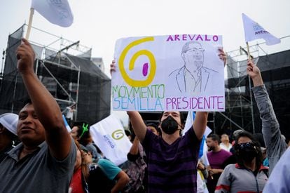 Seguidores de Semilla durante el cierre de campaña de Semilla en Ciudad de Guatemala este miércoles.