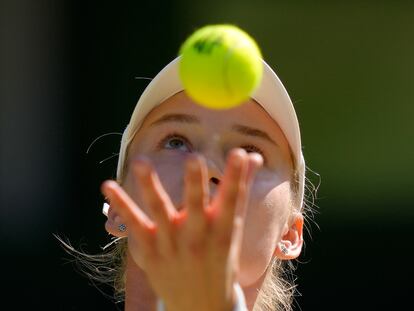 Rybakina sirve durante el partido de semifinales contra Halep en Wimbledon.