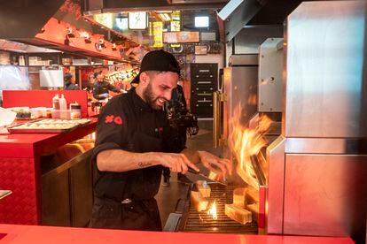 Uno de los cocineros en una parrilla del nuevo StreetXO. Desde su primera apertura, en 2012 y en Callao, el restaurante ha mantenido siempre tres platos en su carta.