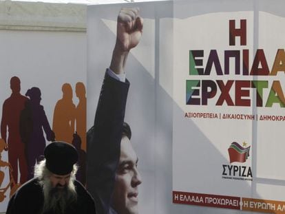 Un sacerdote ortodoxo camina delante de una caseta del principal partido de la oposici&oacute;n, el izquierdista Syriza, en el centro de Atenas, Grecia.