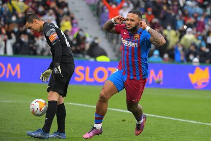Memphis festeja un gol del curso anterior ante el Elche.