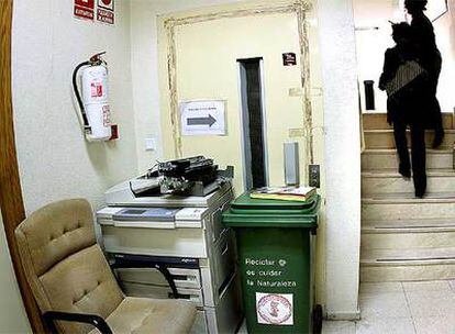 El ascensor de los juzgados de Paterna permanece sellado desde hace años.