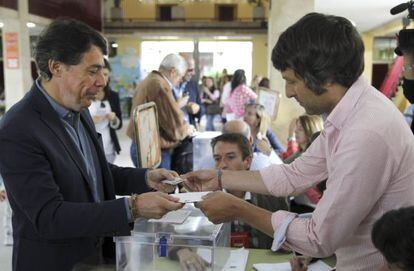 El presidente regional vota esta ma&ntilde;ana en Aravaca. 