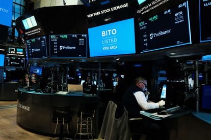 Una pantalla anuncia el estreno del primer fondo cotizado en bitcoins, este martes, en Nueva York.