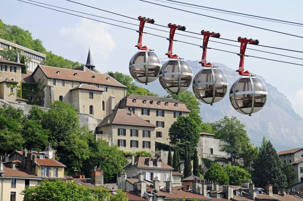El teleférico de la Bastille, abierto en 1934, sube hasta la fortaleza homónima, desde la que se abre una gran panorámica de la ciudad de Grenoble.
