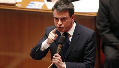 El primer ministro francés, Manuel Valls, responde a las preguntas de los diputados, durante la sesión de control al Gobierno de este martes.