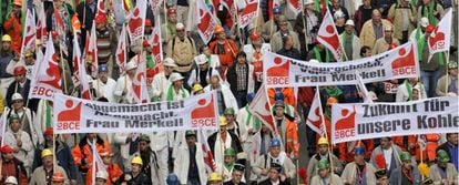 Los manifestantes recorren Bruselas contras las medidas de austeridad.