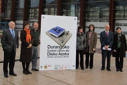 El director de la Feria del Libro y del Disco Vasco, Jon Irazabal, y la presidenta de la asociación Gerediaga, Nerea Mujika (ambos junto al cartel), junto a los patrocinadores de la cita cultural, ayer en Durango.