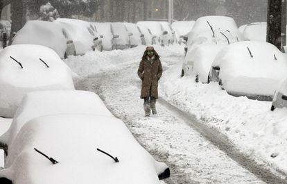 Una mujer camina por una calle nevada en Filadelfia (EE UU).