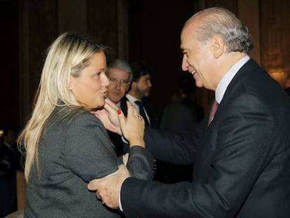 El ministro del Interior, Jorge Fern&aacute;ndez D&iacute;az, conversa con la presidenta de la Fundaci&oacute;n de V&iacute;ctimas del Terrorismo, Mari Mar Blanco, en la entrega en Madrid de los premios Guardia Civil 2012.