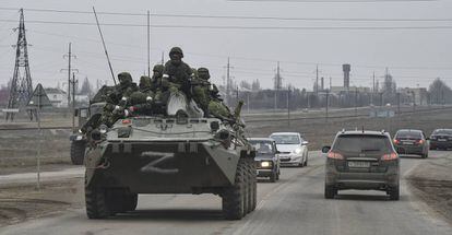 Tropas rusas circulan por una carretera en Crimea este viernes 25 de febrero