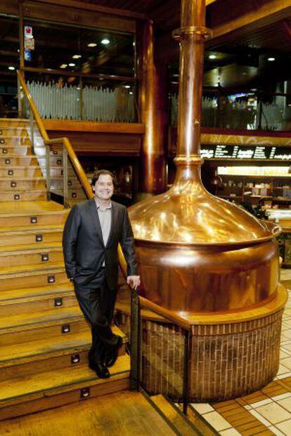 Ignacio Rivera en la escalera de la cervecería Estrella Galicia en A Coruña.