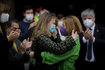 La nueva presidenta del Parlamento catalán, Laura Borràs, recibe la felicitación de la expresidenta de la Cámara Carme Forcadell.