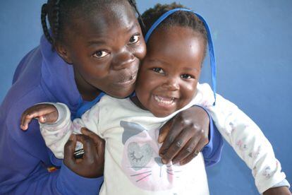 Claire Banda y su hija Joyce, en actitud sonriente en la ONG Special Hope Network en Lusaka (Zambia).