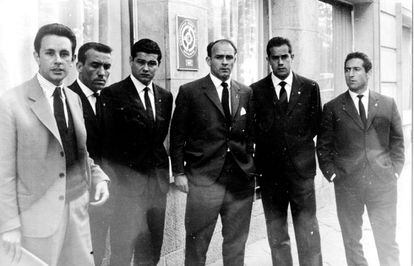 De izquierda a derecha, el director de cine Gonzalo Suárez, y los jugadores Del Sol, Eulogio Martínez, Di Stéfano, Luis Suárez y Gento.