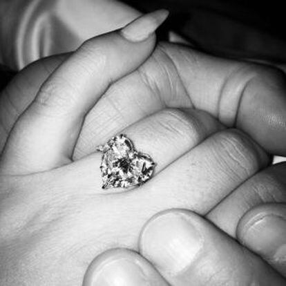 Lady Gaga publicó en su perfil de Instagram una imagen en la que muestra el anillo de compromiso.