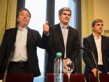 El ministro de Hacienda argentino, Nicolás Dujovne (izquierda) junto al jefe de Ministros, Marcos Peña, y el titular de Finanzas, Luis Caputo.