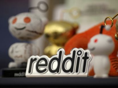 La mascota y el logo de Reddit, en una foto de archivo.