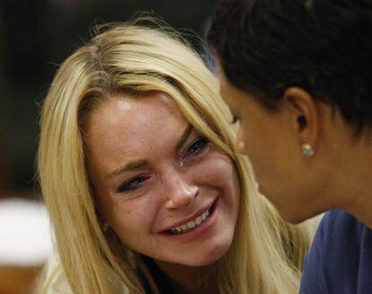 La actriz Lindsay Lohan llora junto a su abogada tras conocer la sentencia que la condena a 90 días de cárcel.