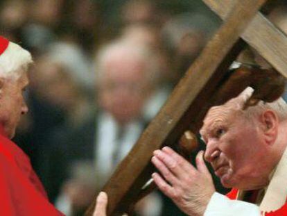 El papa Juan Pablo II (derecha) junto al entonces cardenal Joseph Ratzinger, en 2004.
