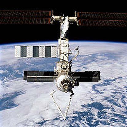 Científicos rusos intentarán medir la masa de la plataforma espacial (en la imagen, en 2001) con un método que usaron con éxito con la MIR.